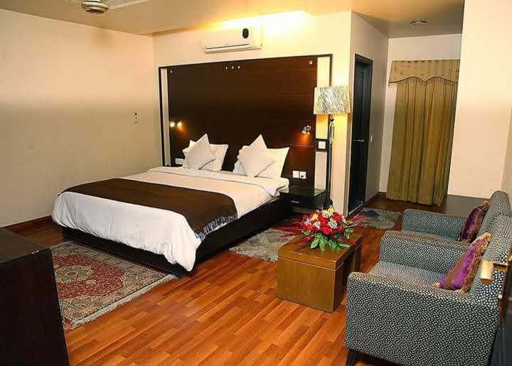 Hira Guest House Karachi Esterno foto